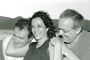 Francisco Faria, Josely Vianna Baptista and Chris Daniels on the beach near Pántano do Sul, Florianópolis, in 2002. Photo by João Urban.